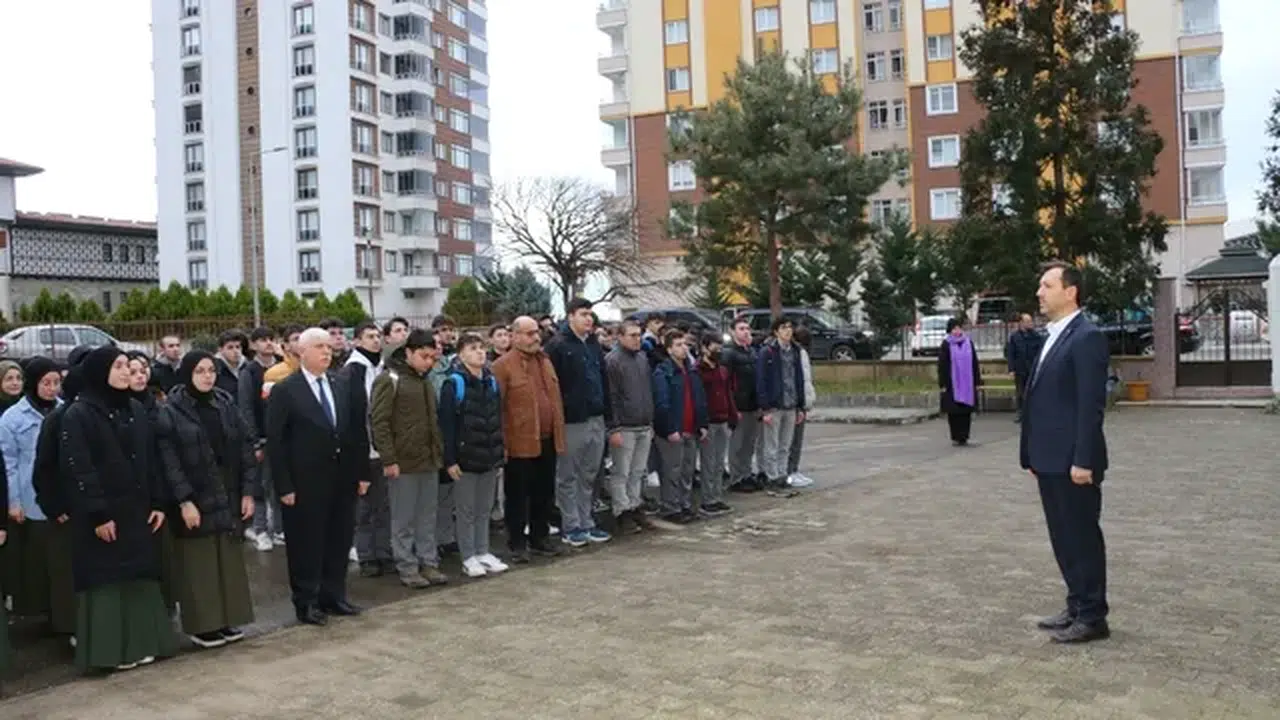 Of'taki okullarda depremzedeler için saygı duruşunda bulunuldu