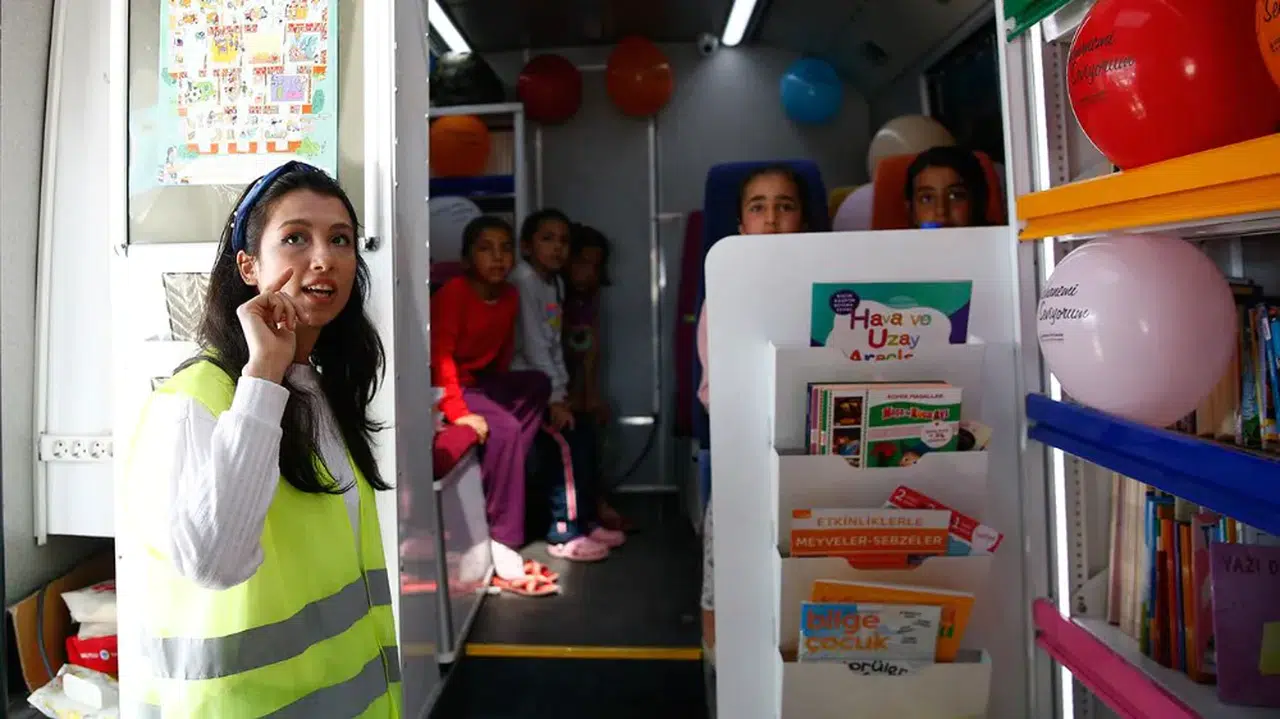 Depremzede öğrencilere "ücretsiz özel ders" veriyorlar