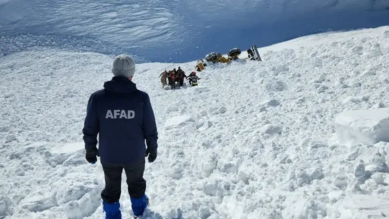 Erzurum'da karla mücadele çalışmasında çığ altında kalan kepçe operatörü kurtarıldı