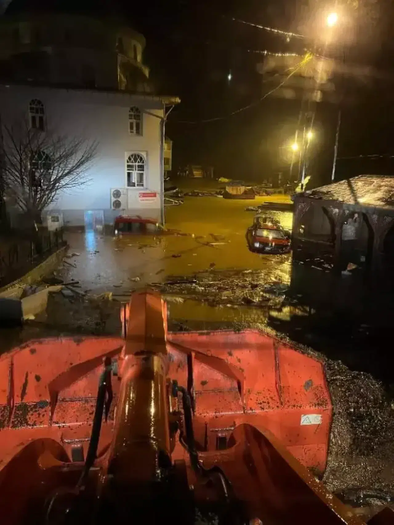 Artvin'de sağanak sele neden oldu; camide mahsur kalan cemaat kepçeyle kurtarıldı