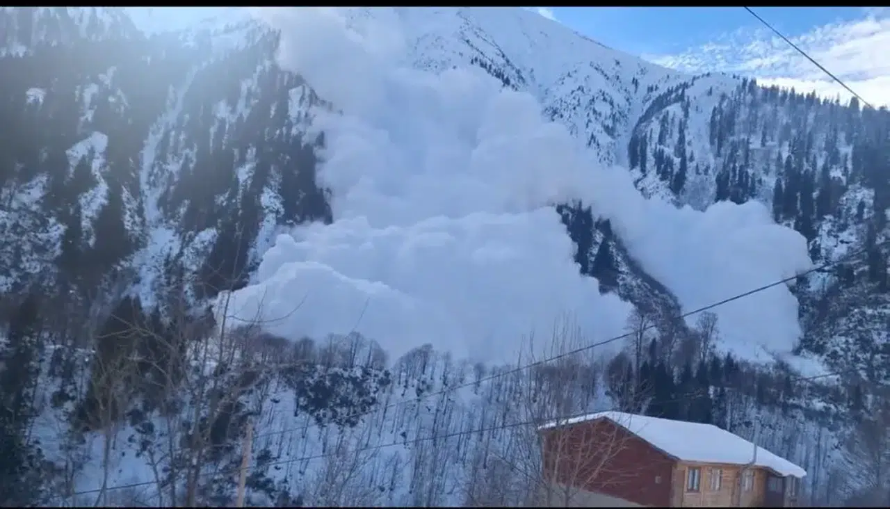 Rize'de çığ düşme anı kamerada