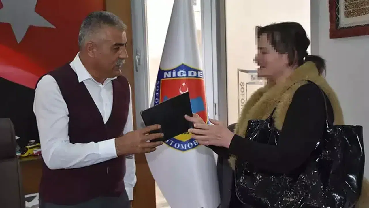 Taksisinde unutulan 1 milyon lira değerindeki ziynet eşyasını sahibine teslim etti