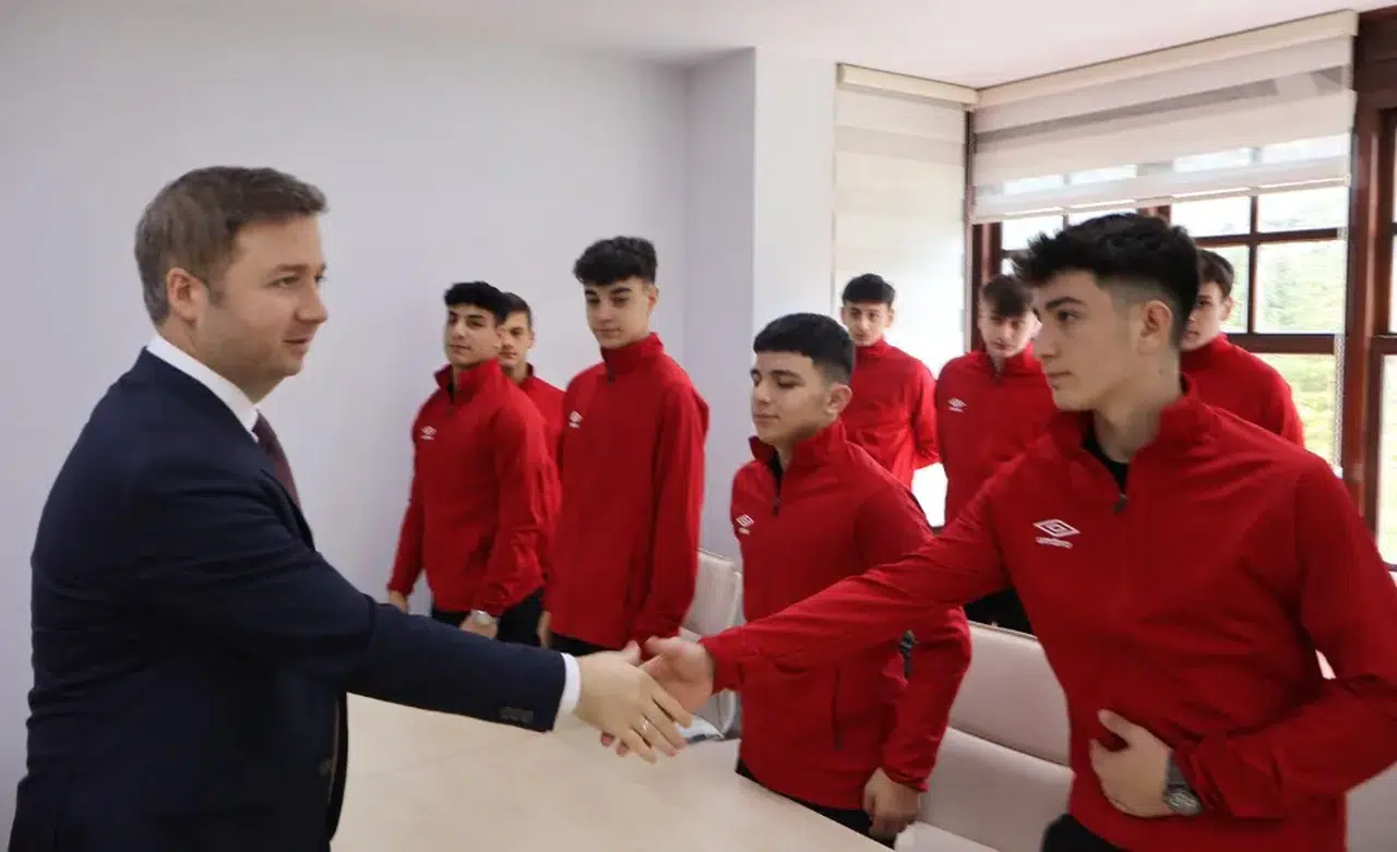  Güneysu Spor Lisesi Türkiye Şampiyonası öncesi Kaymakam Yelek'i ziyaret etti