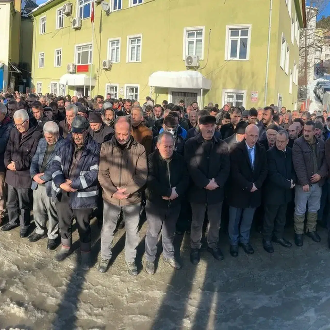 Camili'ye paletli kar ambulansıyla götürülen cenaze toprağa verildi