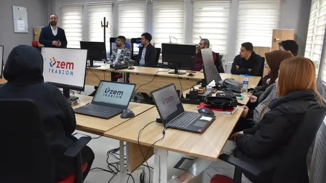 Trabzon Üniversitesi Yapay Zeka ve Robotik Kodlama Merkezi'nde 320 kişiye eğitim verildi