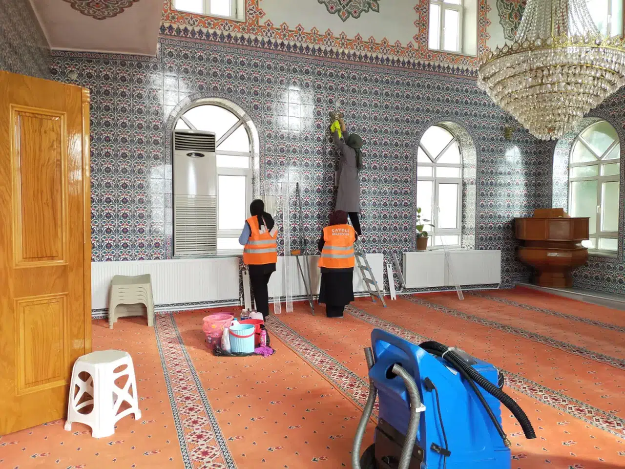 Çayeli Belediyesi Ramzan'da camilerde temizlik gerçekleştirdi