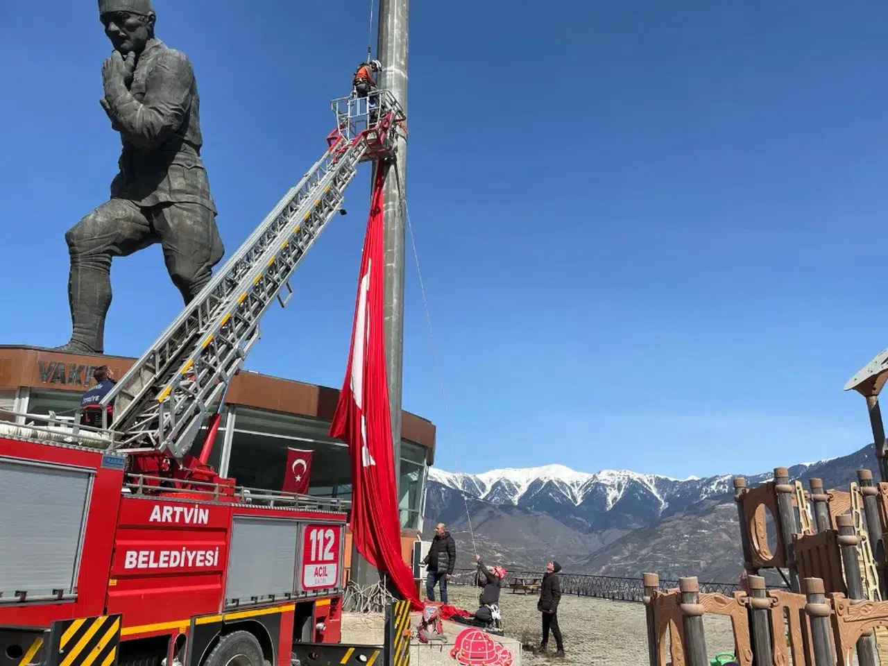 ATATEPE'DE TÜRK BAYRAĞI YENİDEN DALGALANIYOR: PROFESYONEL DAĞCI EKİPLERİNDEN ÖVGÜYE DEĞER ÇALIŞMA