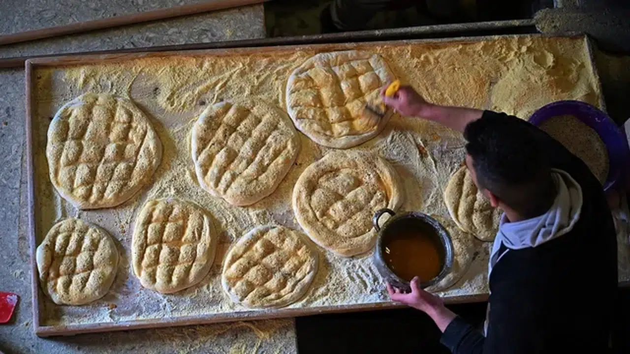 Trabzon'un tarihi fırınlarında pide mesaisi başladı