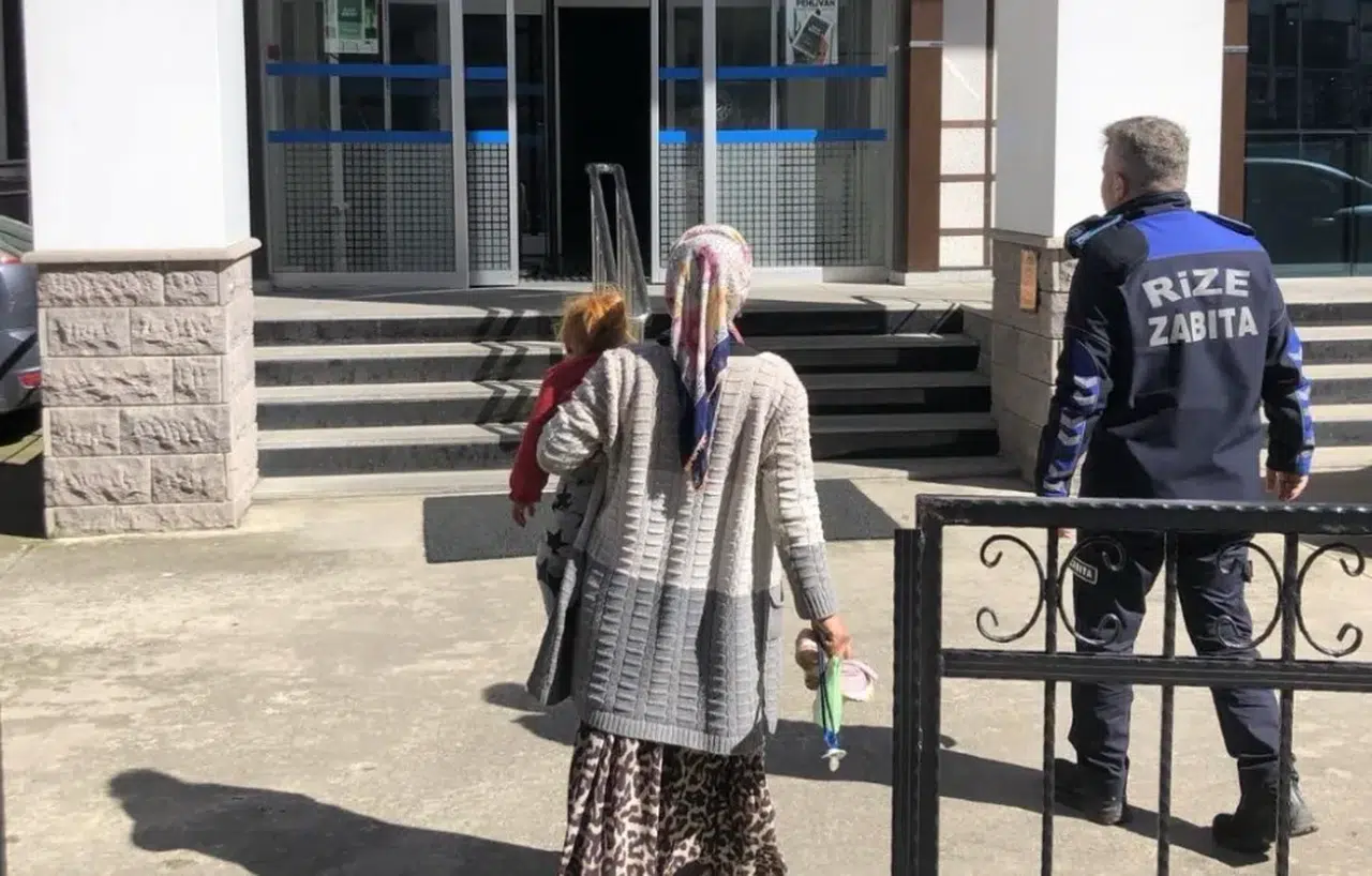 Rize'de çocuğunu kullanarak dilenen şahıs yakalandı
