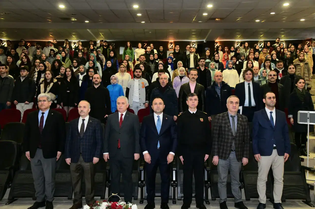 Trabzon'da İstiklal Marşı ve Mehmet Akif Konulu Panel Düzenlendi