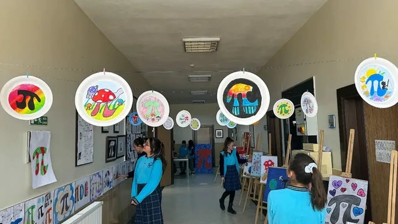 Bayburt'ta ortaokul öğrencileri okulu "pi sayısı" ile donattılar