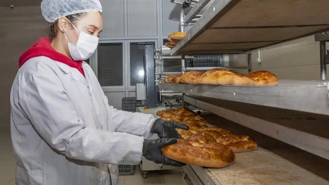 Üniversite öğrencilerinin ürettiği ramazan pideleri 15 TL'den satılıyor