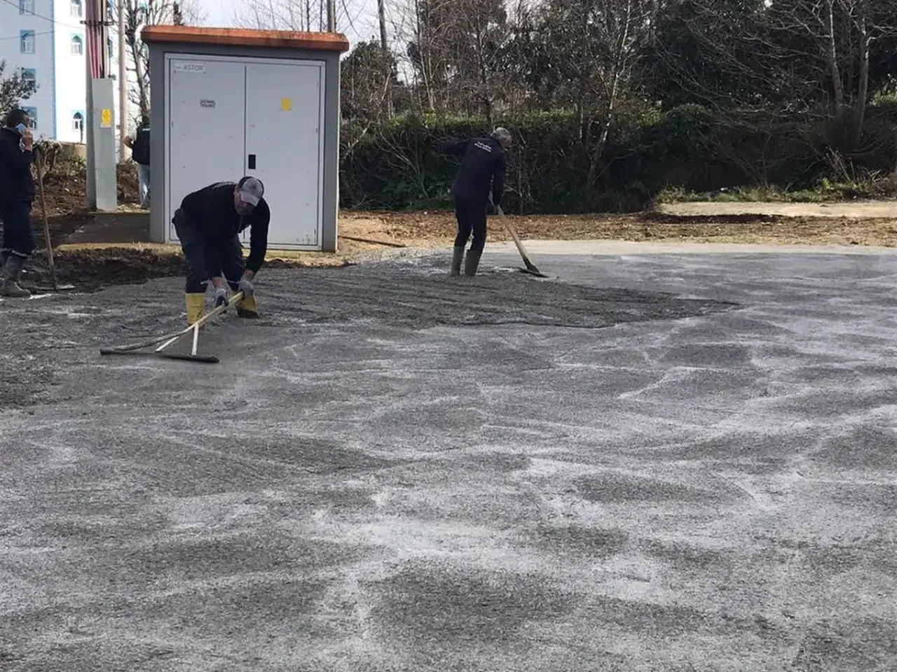 Çayeli Belediyesi Limanköy'de betonlama çalışması gerçekleştirdi