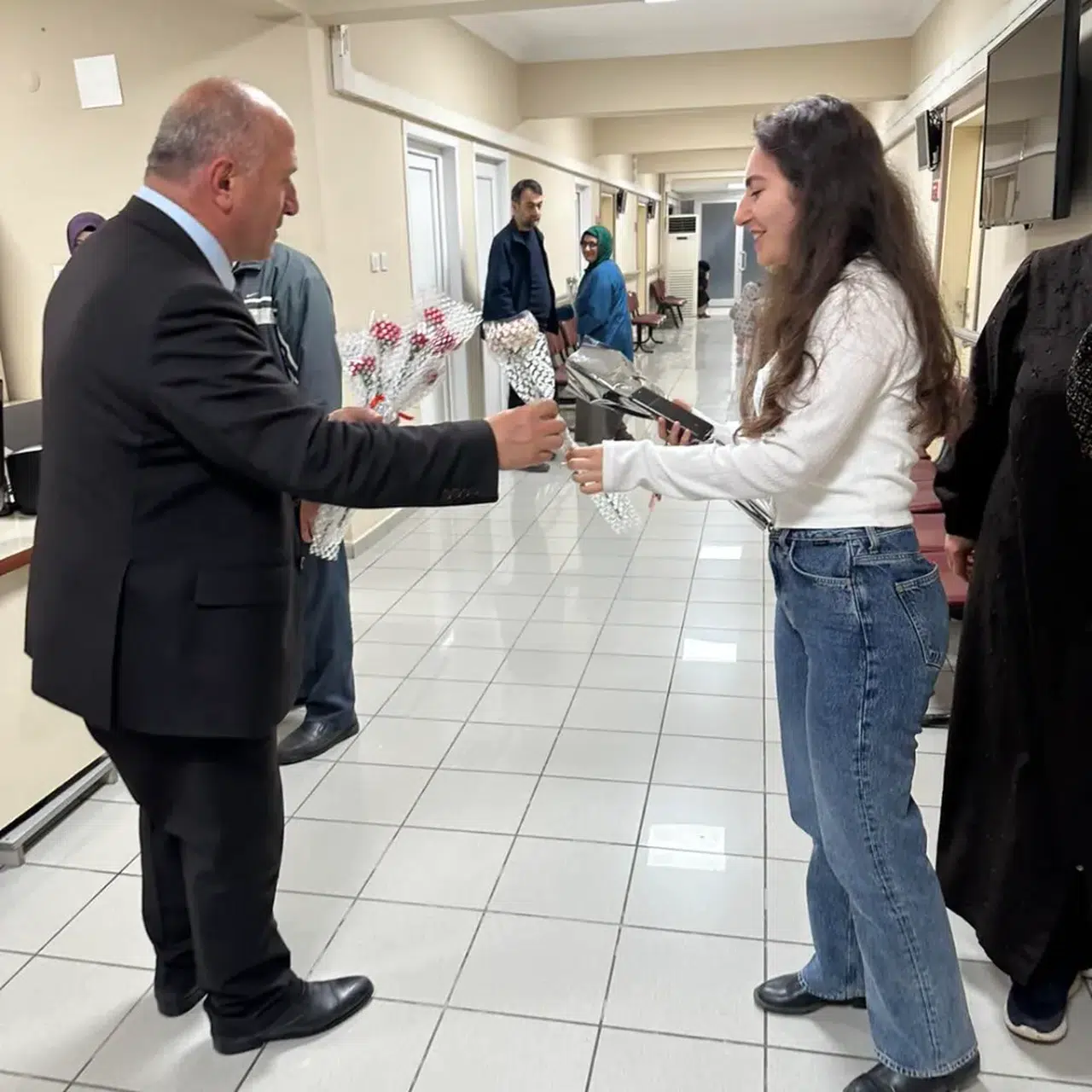 Çiftçi'den sağlık çalışanlarına ziyaret