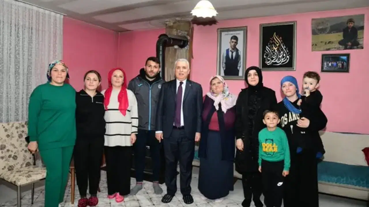 Trabzon Valisi Yıldırım, şehit Eren Bülbül'ün ailesiyle iftar yaptı