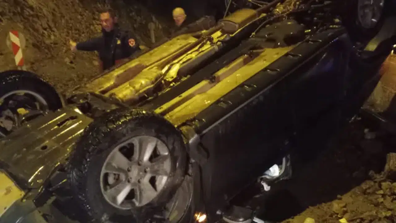 Artvin'de kaya parçasına çarparak devrilen otomobildeki 4 kişi yaralandı