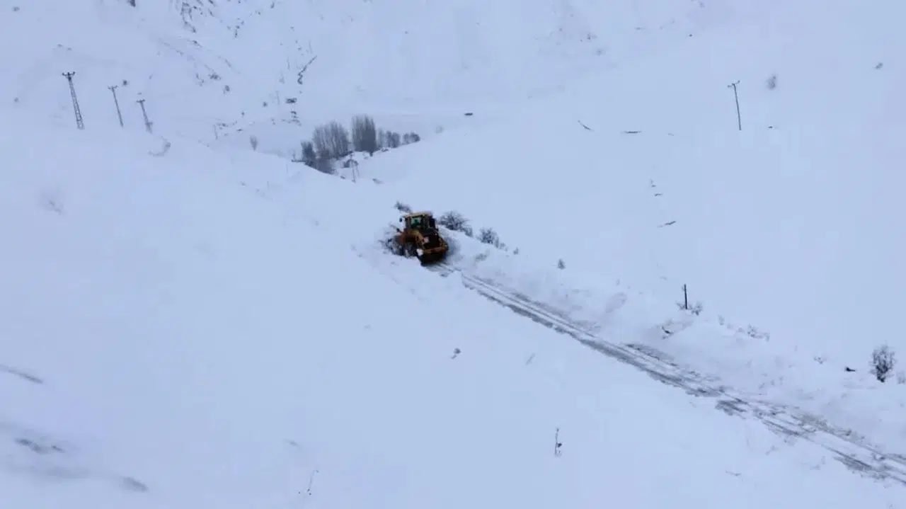 Erzurum'da 52 yerleşim yerine ulaşım sağlanamıyor