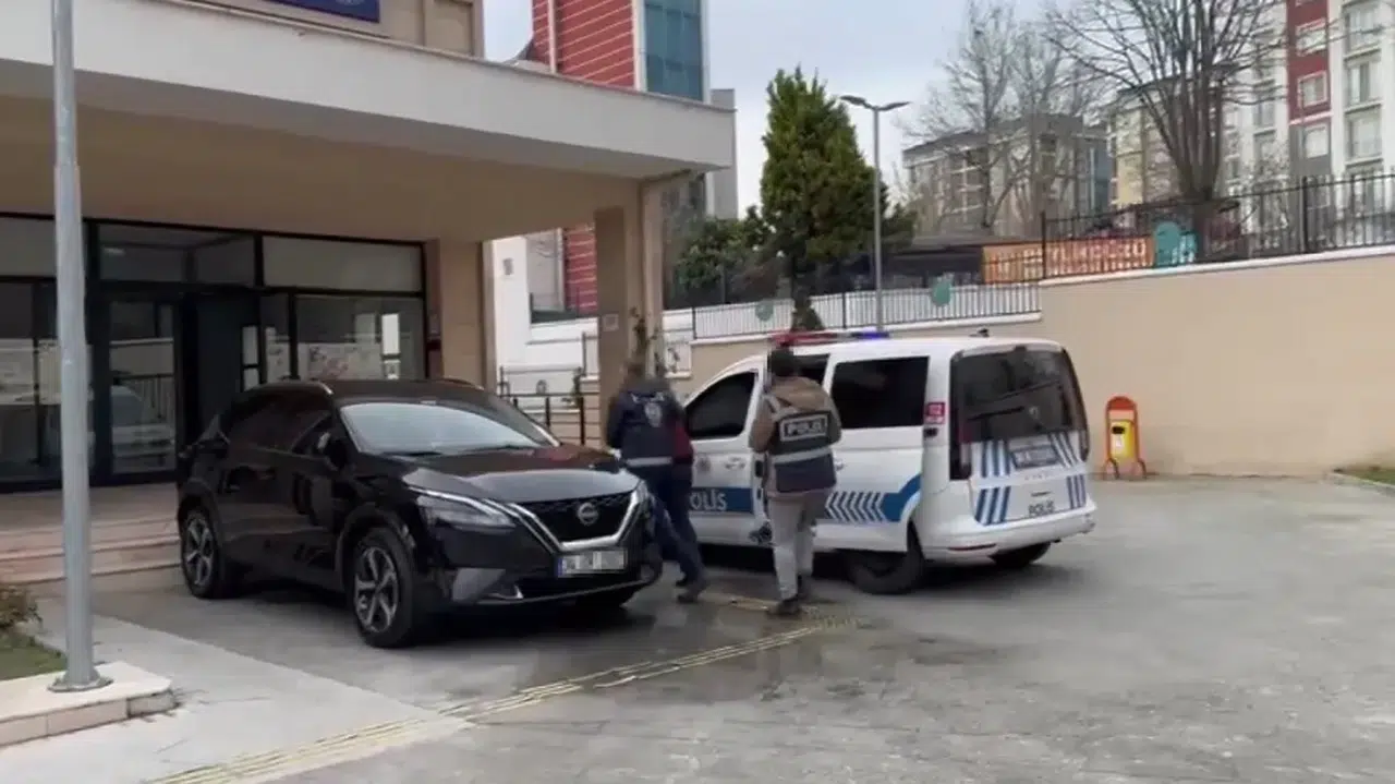 Beylikdüzü’nde polis süsü verip, 285 bin liralık ziynet eşyasıyla kaçtılar