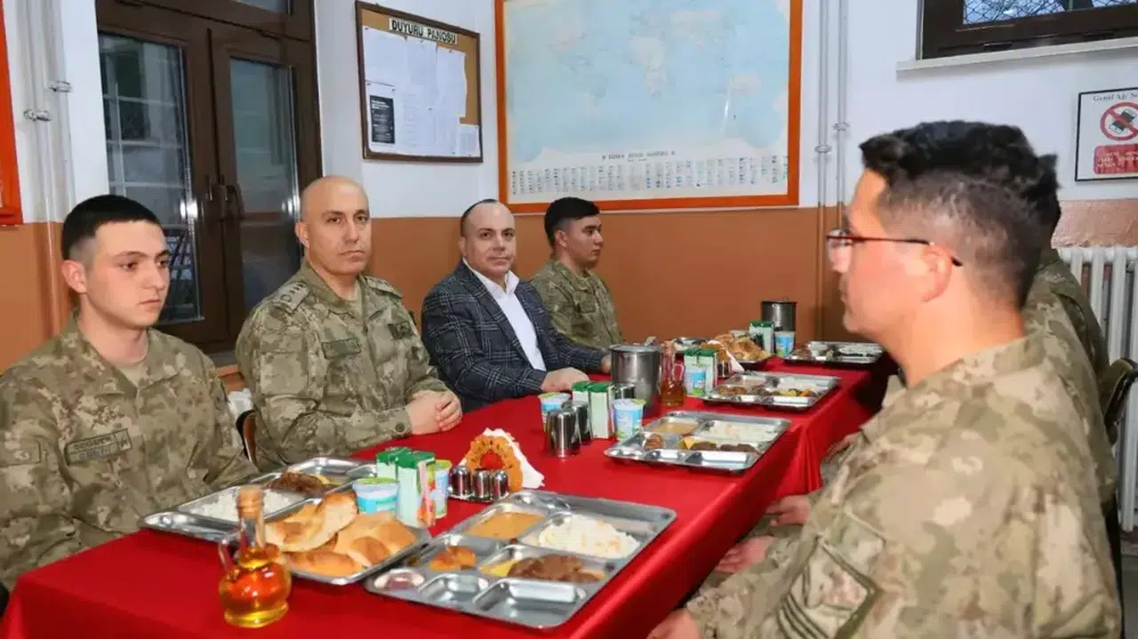 Vali Cengiz Ünsal, Muratlı Hudut Karakolu'nda askerlerle iftar yaptı