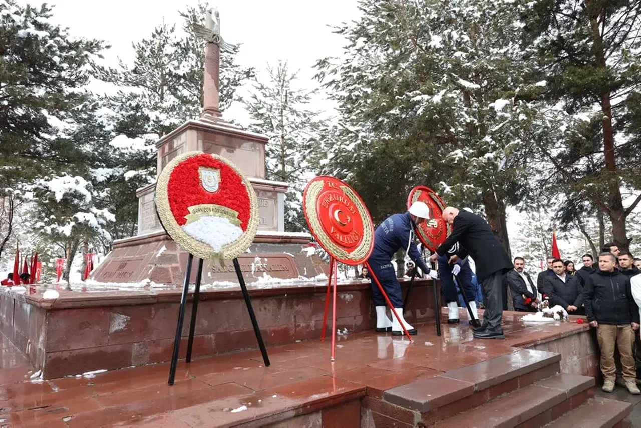Karskapı Şehitliği'nde Çelenk Sunumu Töreni Gerçekleştirildi: "Çanakkale Geçilmez"