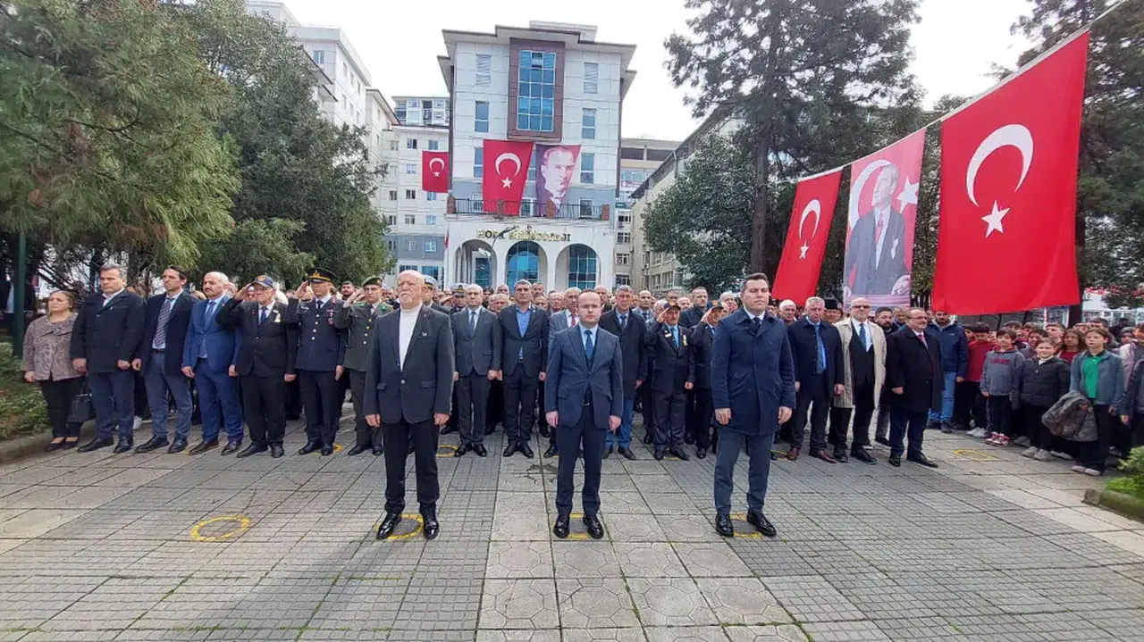 Hopa Belediyesi'nden Anlamlı Çelenk Sunma Töreni: Çanakkale Zaferi ve Şehitleri Anıldı