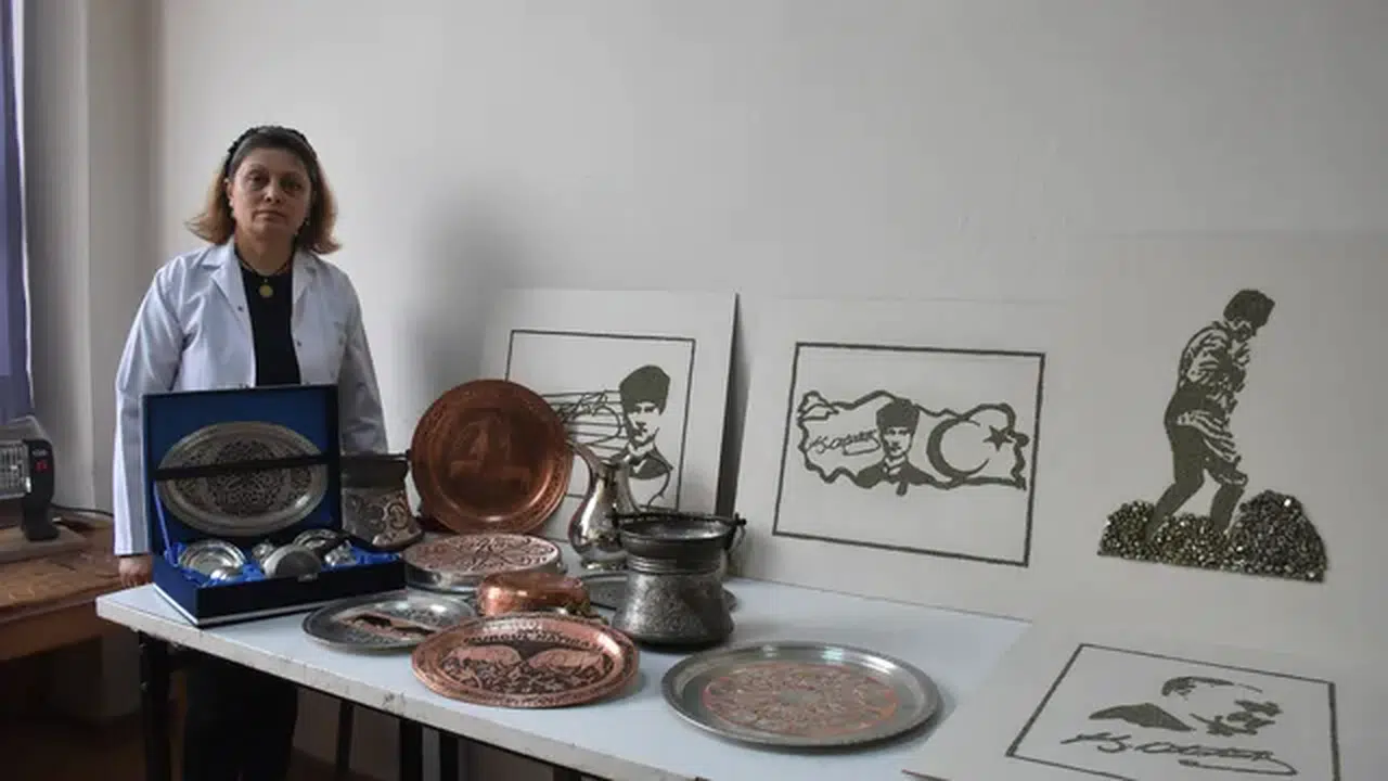 Murgul'da bakır işlemeciliği kursuna katılan kadınlar meslek sahibi oluyor