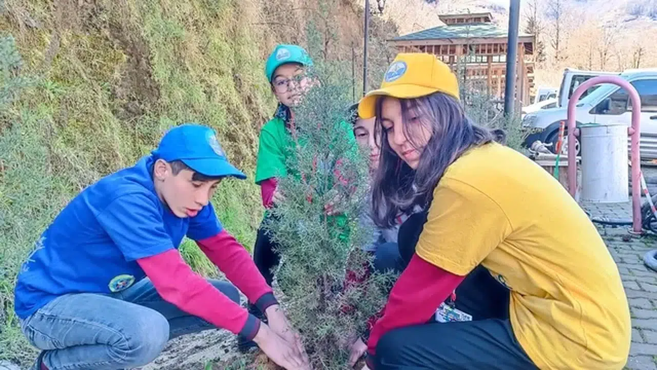 Şalpazarı'nda ortaokul öğrencileri fidan dikti