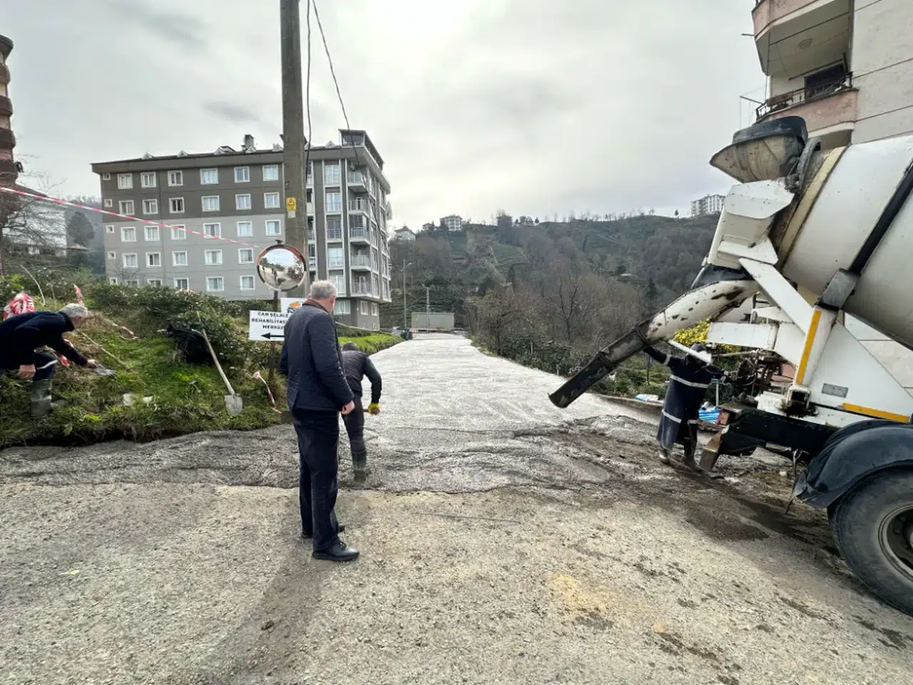 Çayeli Yenipazar Mahallesi'nde üstyapı çalışmaları sürüyor