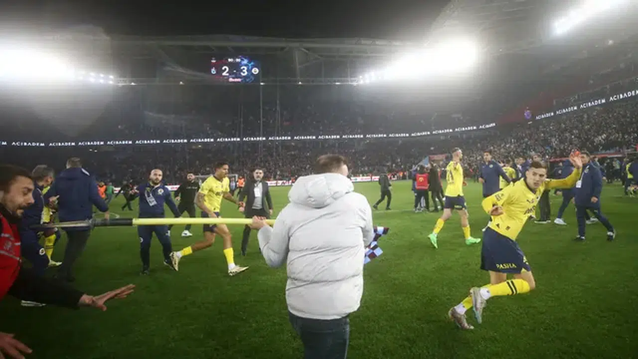 Trabzon'da olaylı maçta sahaya giren 12 şüpheliden 2'si tutuklandı