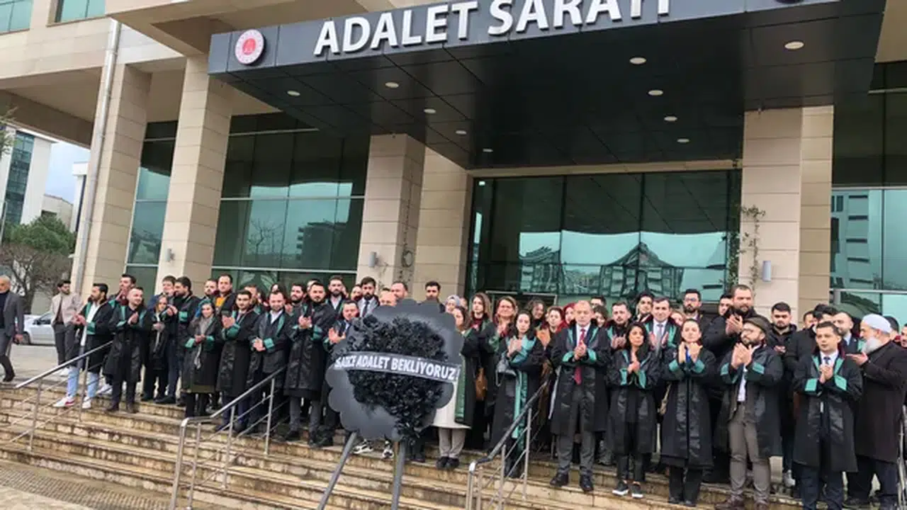 Olaylı maçta tutuklamalara avukatlardan 'siyah çelenk'li tepki