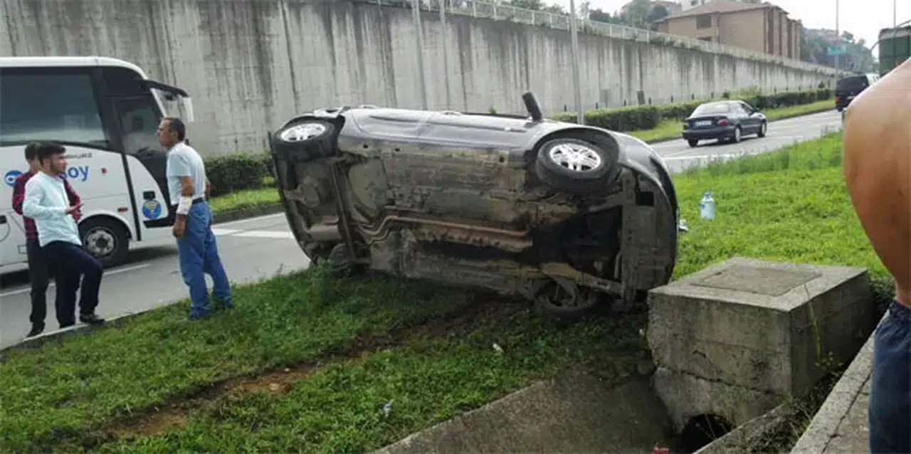 Rize'de refüje çarparak devrilen otomobildeki 2 kişi yaralandı