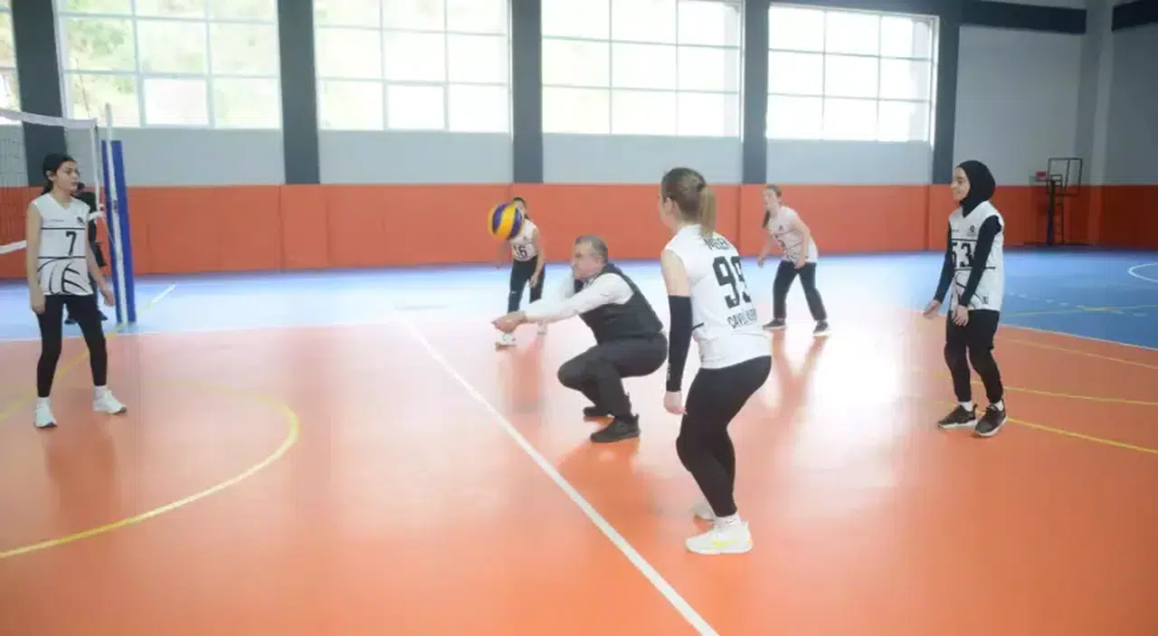 Bakan Bak, gençlerle voleybol oynadı