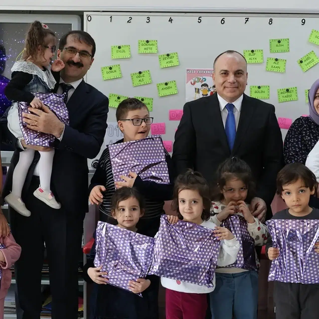 Artvin Valisi Ünsal'dan özel gereksinimli öğrencilere ziyaret