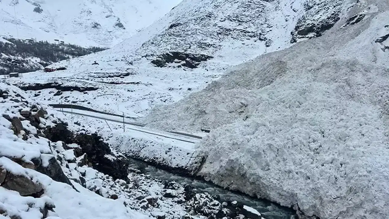 Bahçesaray'da kara yoluna çığ düştü