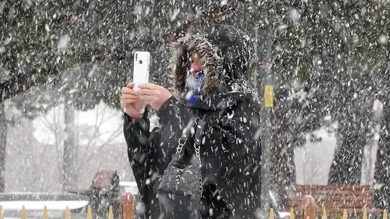 Erzurum'da kar yağışı; 147 mahallenin yolu ulaşıma kapandı