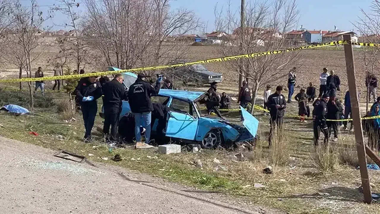 Otomobilin, otobüs durağına daldığı kazada sürücünün eşi de öldü