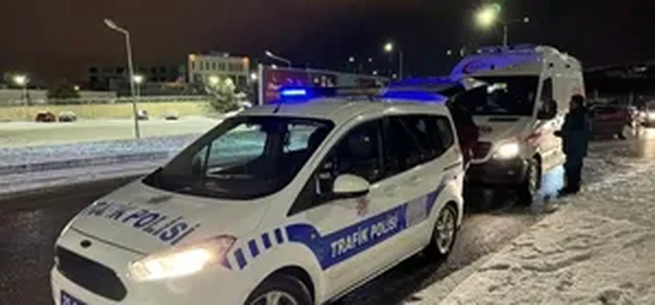 Erzurum'da kar yağışı sonrası 48 aracın karıştığı 17 ayrı kazada 12 kişi yaralandı