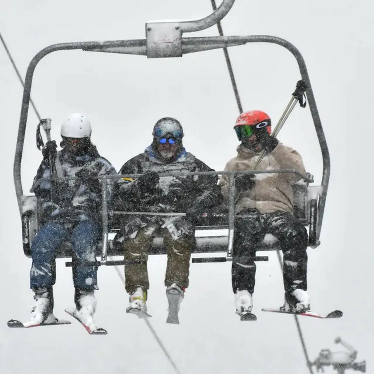 İlkbaharda yoğun karın ardından Palandöken ve Sarıkamış'ta kayak keyfi sürüyor