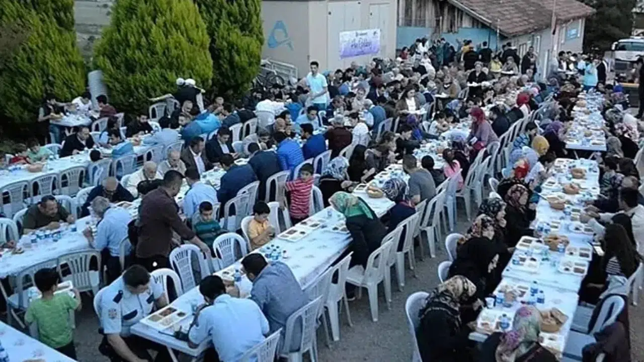 İstanbul'da 2024 Ramazan'ı: Ücretsiz İftar Çadırlarıyla Bereket Dolu Buluşma Noktaları