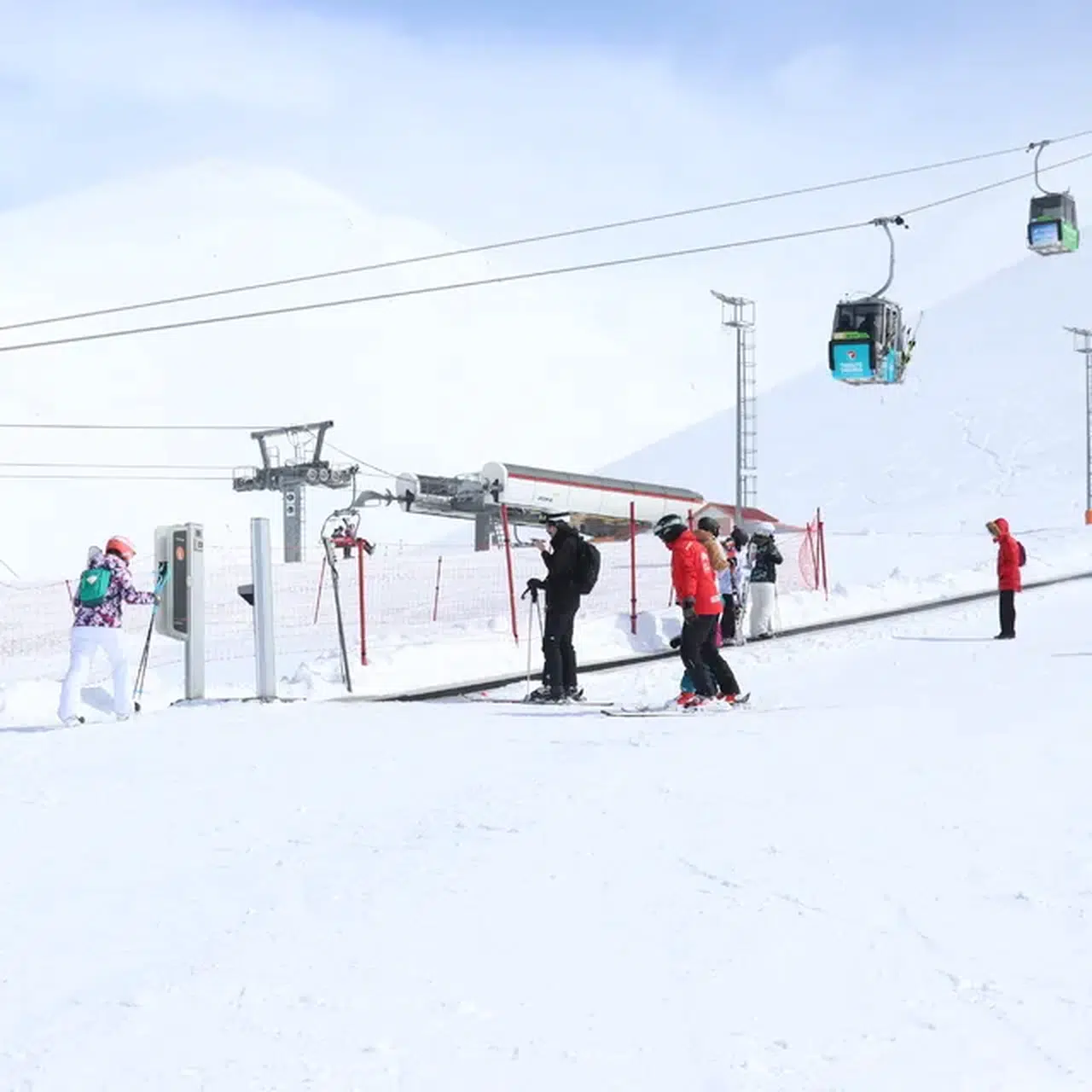 Güneşli havayı fırsat bilenler Palandöken'de zaman geçirdi