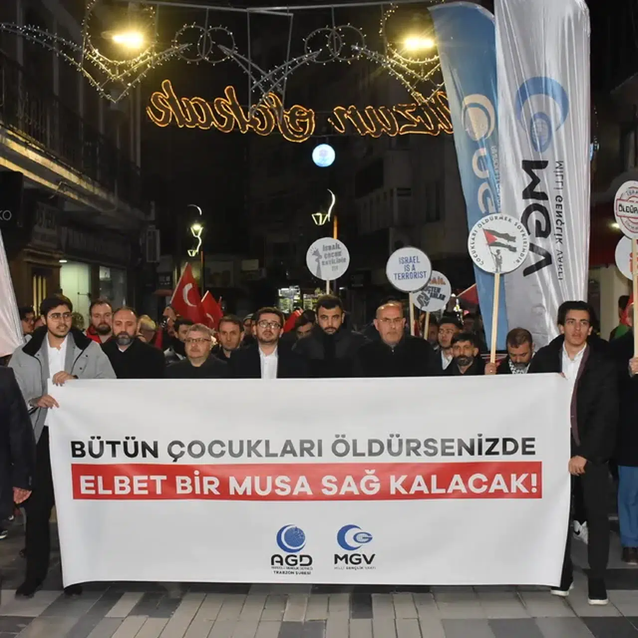 Trabzon'da teravih sonrası Filistin'e destek yürüyüşü gerçekleştirildi