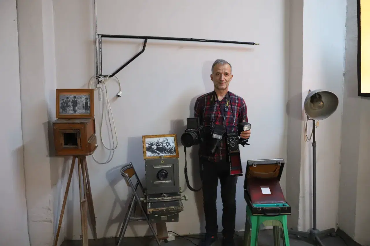 İlçenin ilk fotoğrafçısı babasından yadigar makinelerle 44 yıldır mesleği sürdürüyor