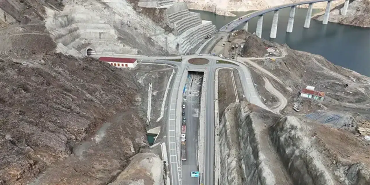 Artvin'in eski Yusufeli'ndeki viyadük bayramda hizmete açılacak