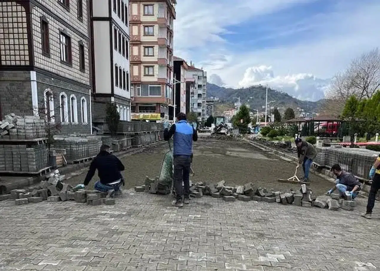 Çayeli Belediyesi üstyapı çalışmalarını sürdürüyor