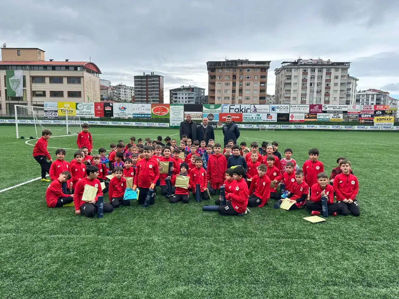 Başkan Çiftçi'den minik futbolculara ziyaret