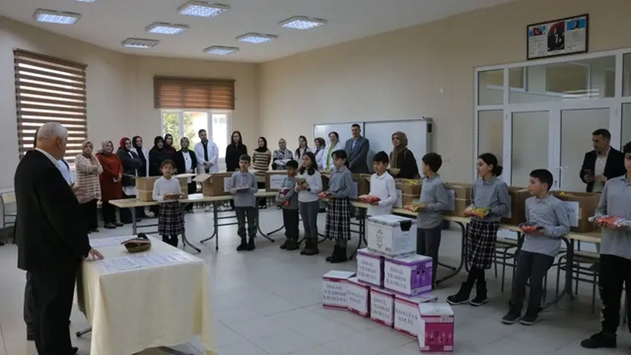 Of'ta velilerin desteğiyle hazırlanan gıda kolileri ihtiyaçlı ailelere ulaştırıldı