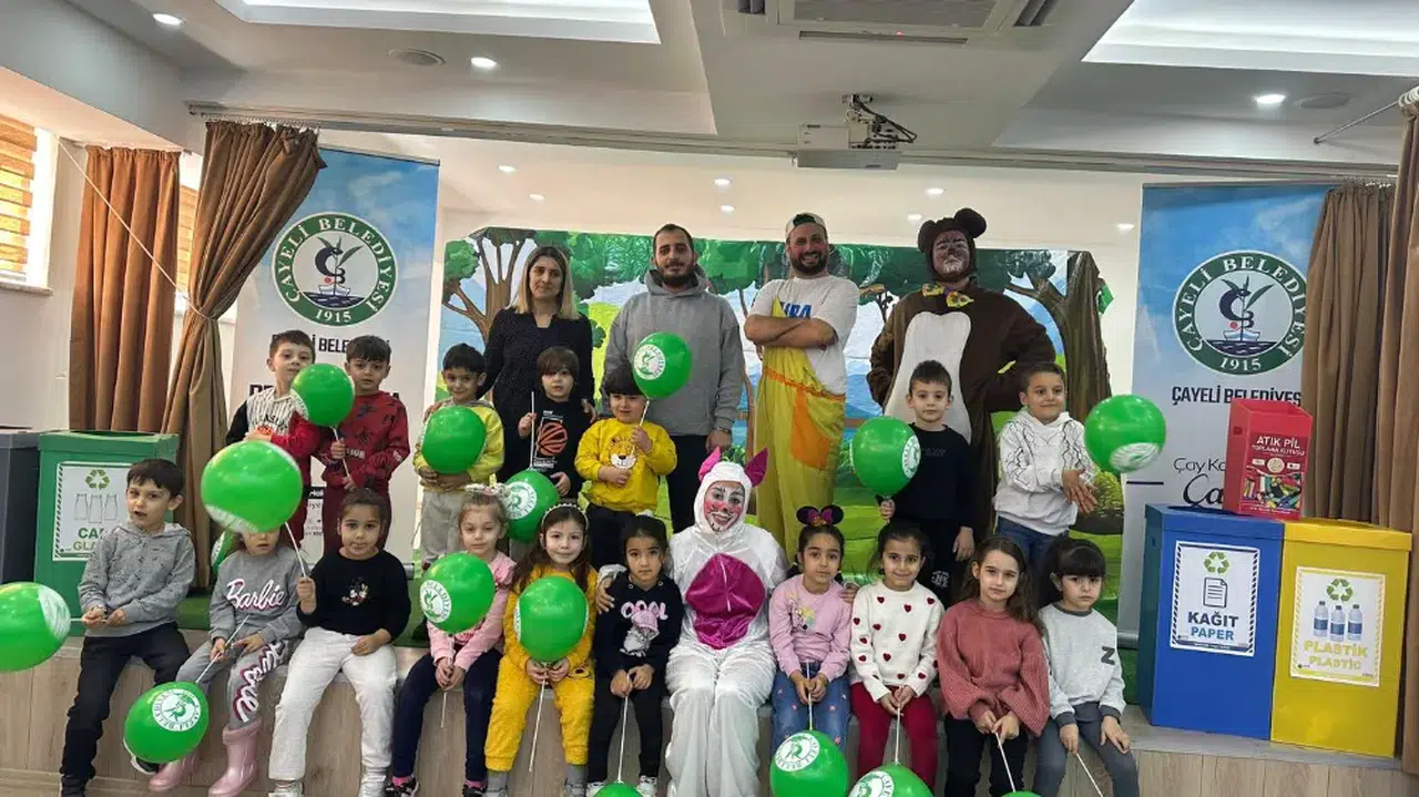 Çayeli Belediyesi tiyatro ekibi Yamantürk Ortaokulu'nda