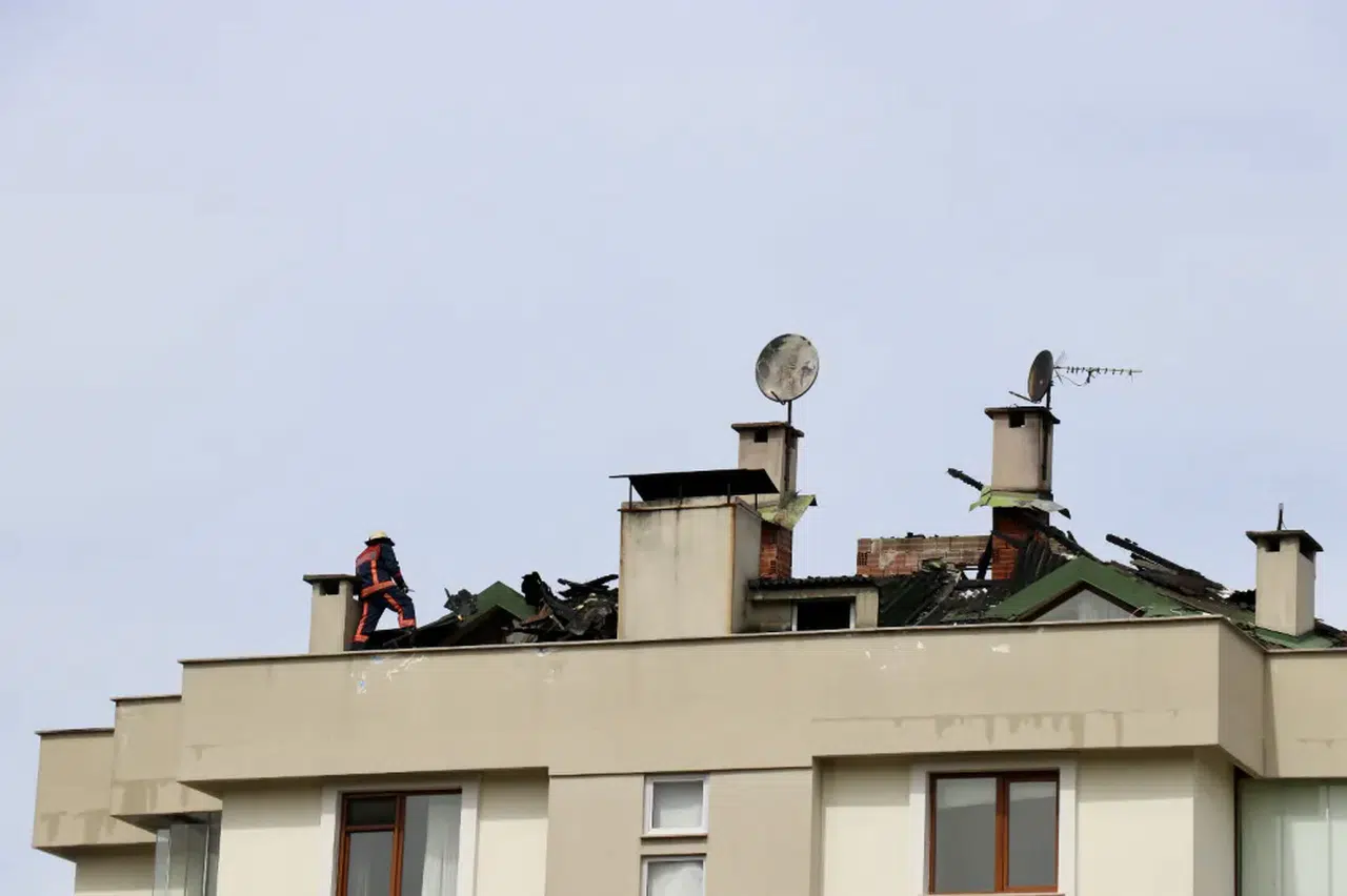 Trabzon'da sekiz katlı binanın çatısında çıkan yangın söndürüldü