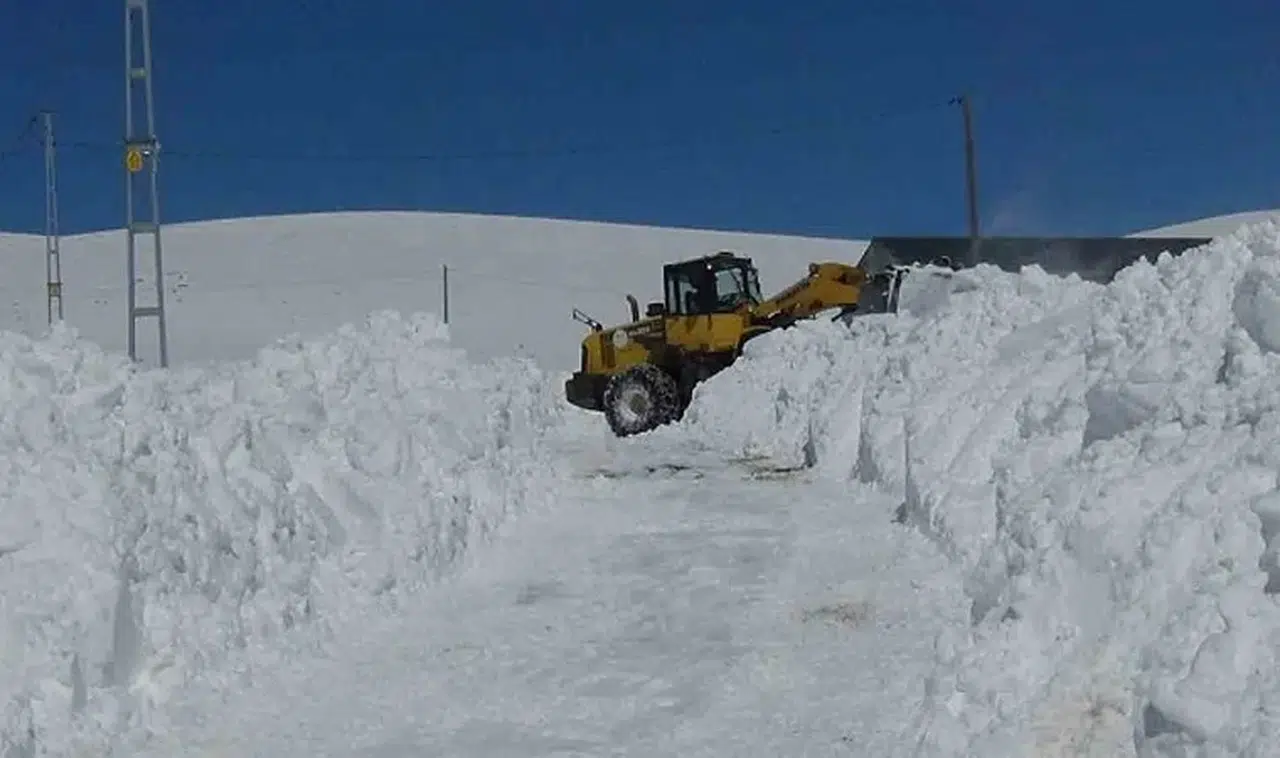 Erzurum'da kar nedeniyle 21 yerleşim yerine ulaşım sağlanamıyor