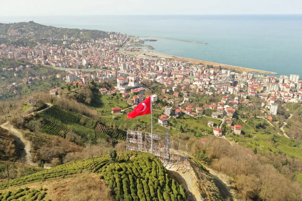 Rize'ye dev Türk bayrağı ve Rize yazısı